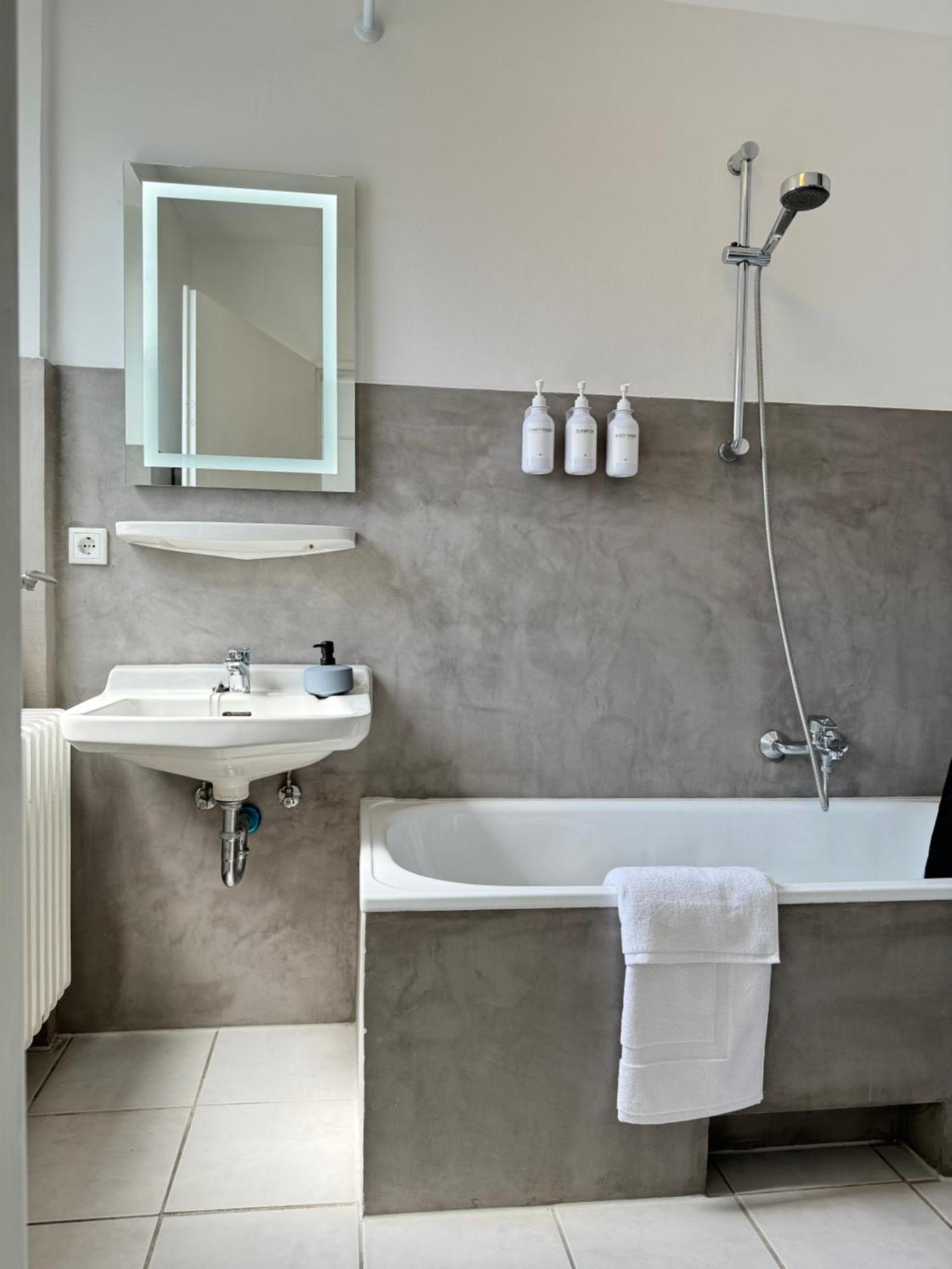 Stylish And Modern 2-room In Center Apartment Wuppertal